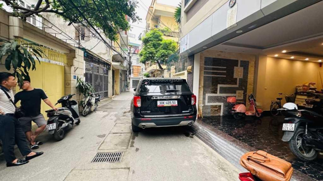  Bán nhà 4 tầng Hoàng Cầu, 51m2, ô tô đỗ cửa, kinh doanh, giá 11.5 tỷ 