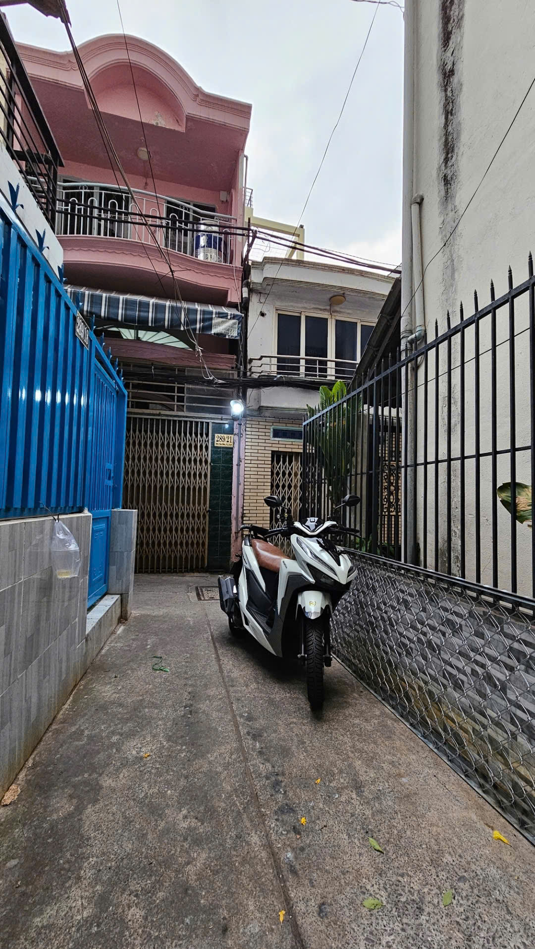  Cạnh Mặt tiền 15 m
TRUNG TÂM Q4 

DIỆN TÍCH ĐẤT 31,5 M2
HƠN 3 TỶ 