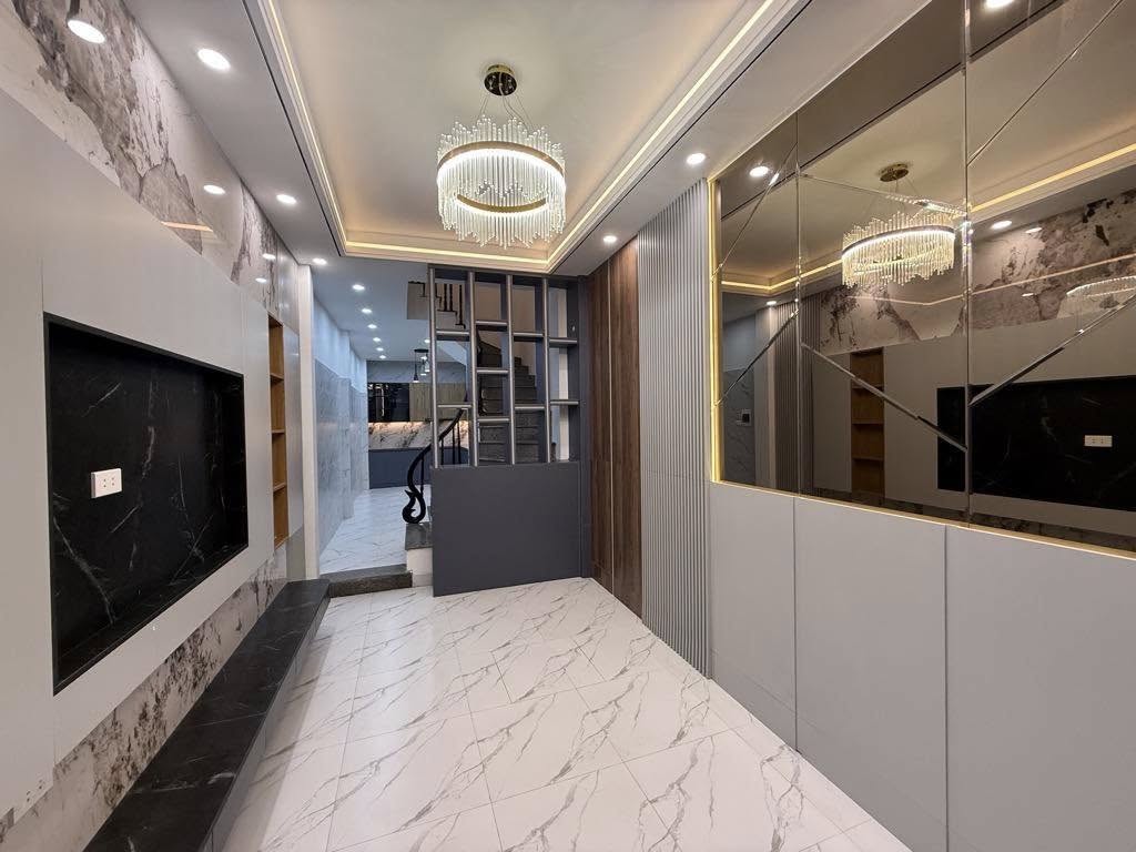  ????BÁN NHÀ THỊNH QUANH - ĐỐNG ĐA ????
DT 37/40m2, 4 Tầng,Thoáng trước sau, trước nhà rộng 2,5m, gần phố, 4 ngủ, dân xây chắc chắn. Thiết kế đẹp, full nội thất. GIÁ 7,4 Tỷ 
