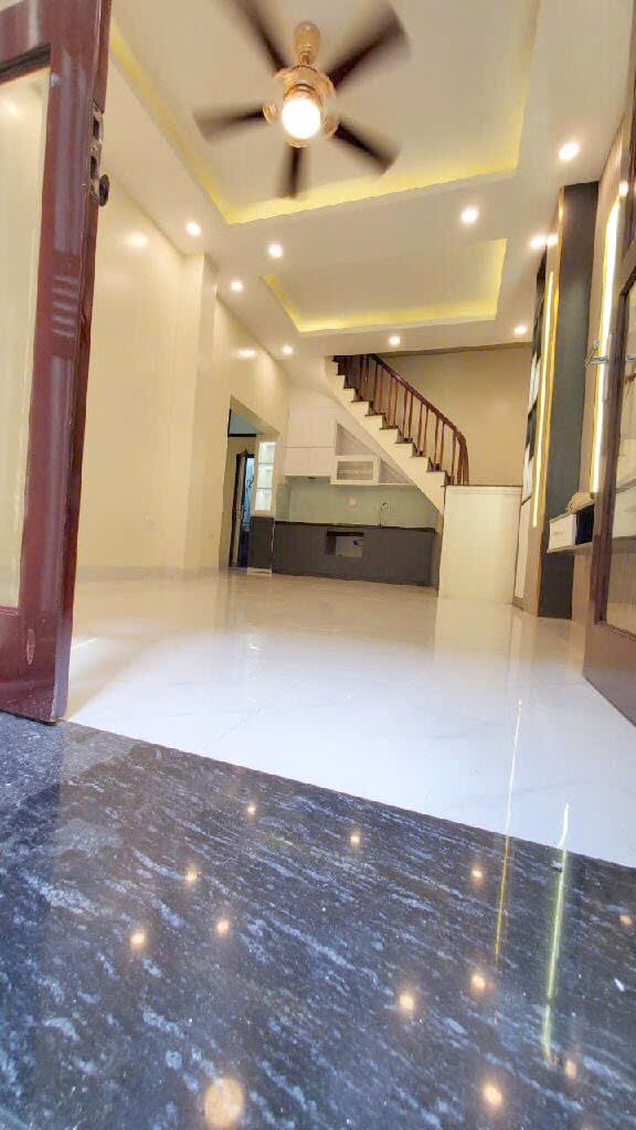  Chủ cần tiền giảm giá 2 tỷ.Đống Đa 35 m, 3 tầng, mặt tiền 4 m, ngõ 3,5 m, nhà mới đẹp, sổ đỏ cc giá 5,5 tỷ. Trước nhà để dc 10 xe máy, thoáng sáng. Khu vực trung tâm, đầy đủ tiện ích 
Liên hệ em miễn phí: 0975948906 