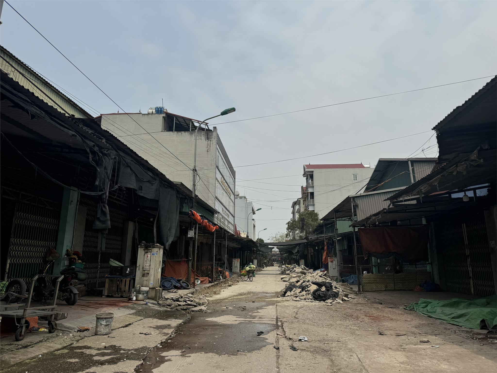  Bán Lô Gỗ Trắc, Vỉa Hè 2 Bên Đường Đang Làm, Trải Nhựa, Rất Thích Hợp Đầu Tư Sinh Lời 