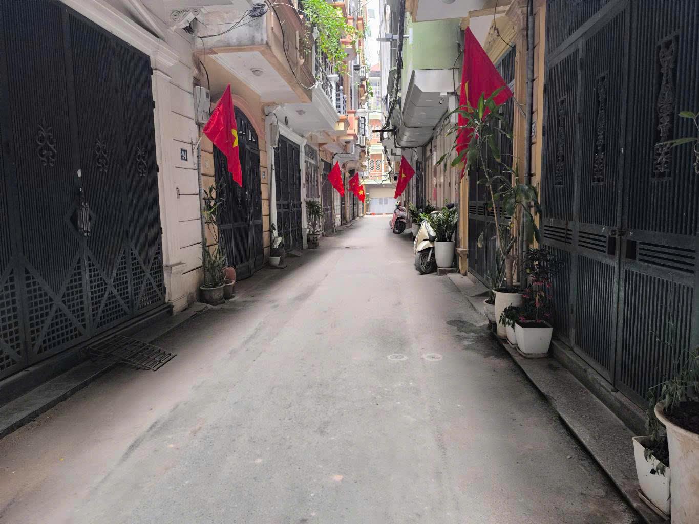  Chủ cần tiền bán gấp mảnh đất Tứ Liên Tây Hồ 90m2
mt5,3m Giá 13,5 tỷ ngõ thông 10m ra 