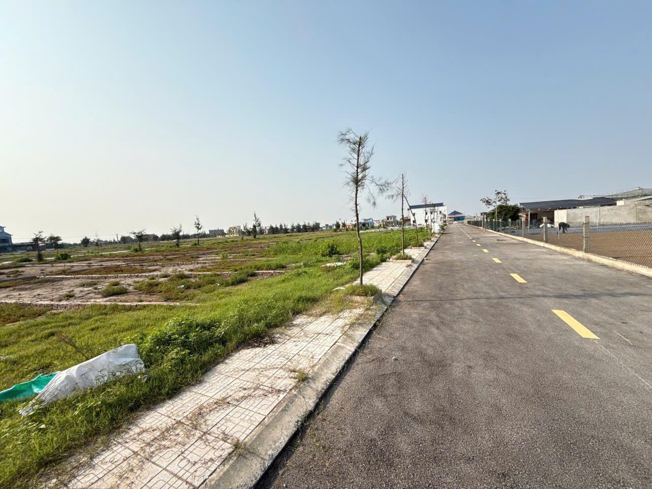  Cần bán nhanh lô 100m2 đất tại xã Giao Phong, đường to ô tô thông các ngả, giá cực tốt. 
