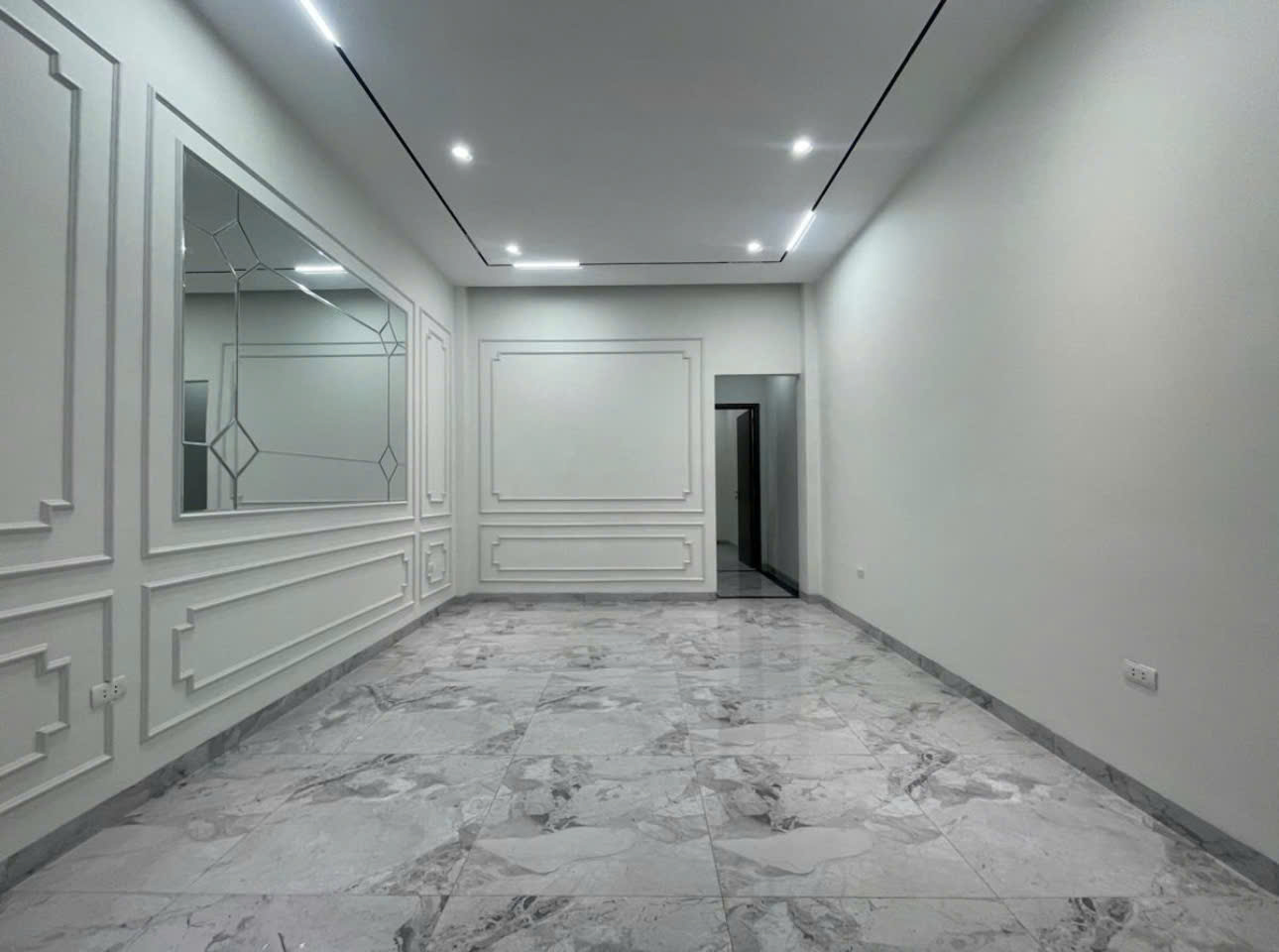  Bán nhà Trần Quốc Hoàn – Phân lô, ô tô tránh, 40m², MT 3.5m, giá 14 tỷ 
