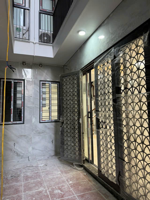  NHÀ MỚI - FULL NỘI THẤT XỊN Nguyễn Văn Linh-Long Biên 35m2n X  5 tầng mặt tiền 4m, 5.7 tỷ. 