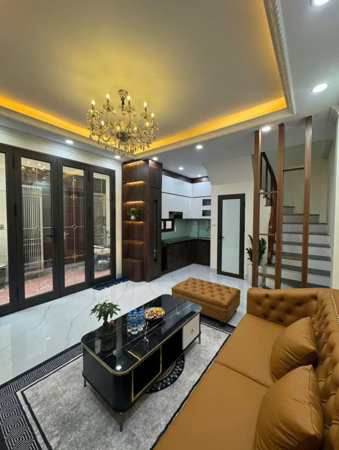  Cực Hiếm! Bát Khối Long Biên 42m2, 5 Tầng, MT 6.4m, Ôtô Đỗ Cổng, Full Nội Thất, 6 Tỷ! 