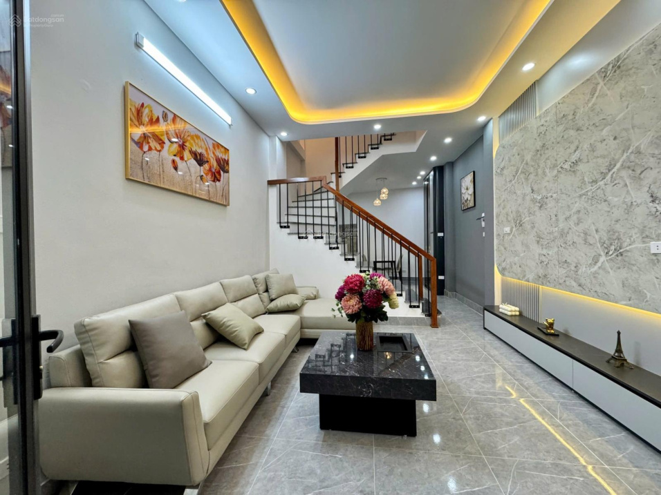  Bán nhà Hoàng Mai, sổ đỏ chính chủ nhà full nội thất, cách ngõ ô tô 50m, trước nhà SH quay đầu 