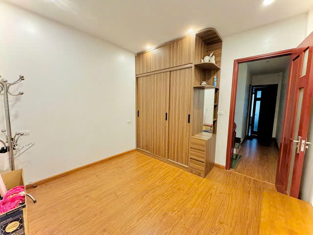  NHÀ MỚI KÍNH COONG - LÔ GÓC HAI THOÁNG - GẦN OTO Phố Trạm-Long Biên  40m2,X  5 tầng,7.5 tỷ. 