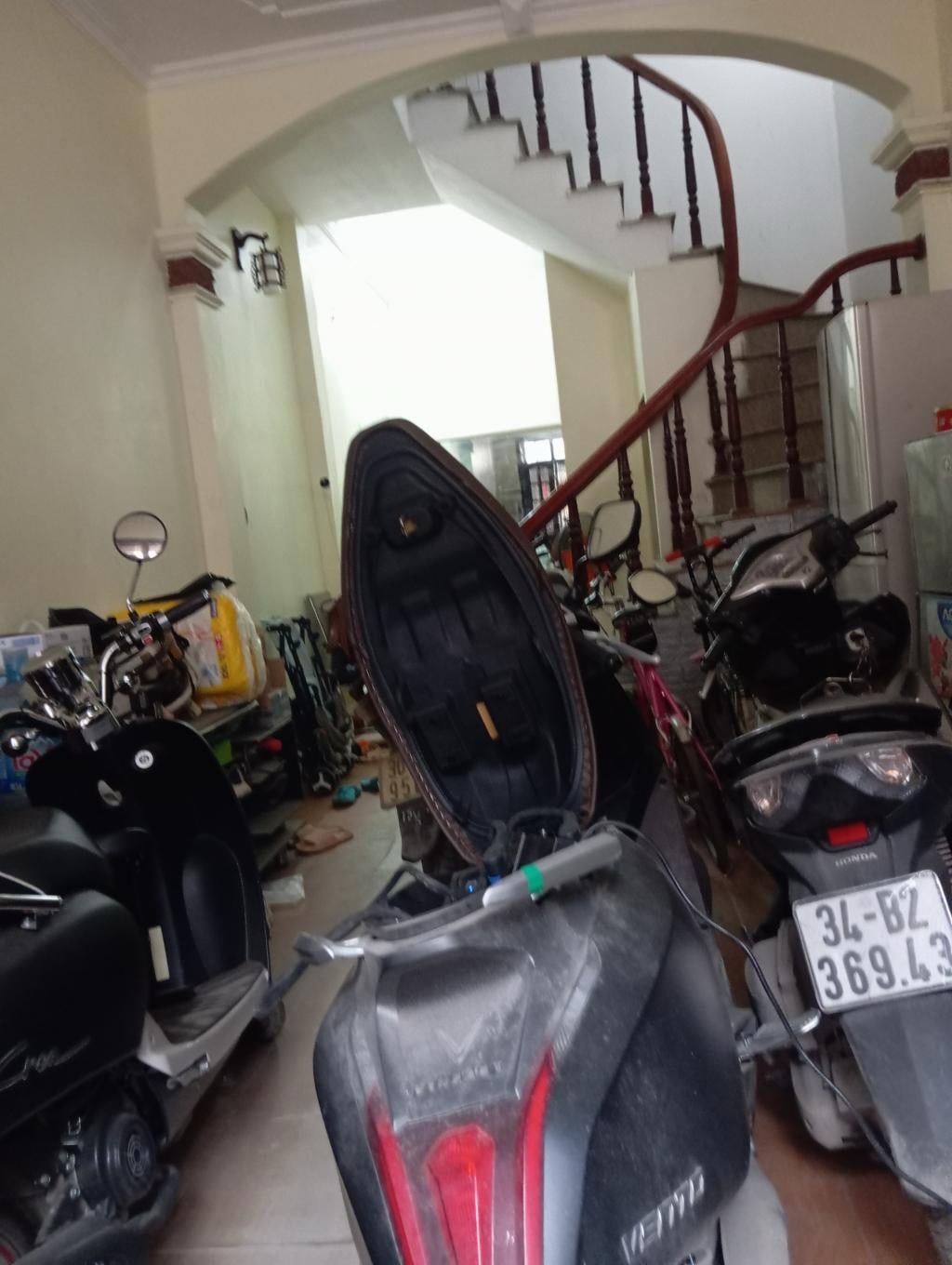  BÁN NHÀ PHỐ LỤA – VẠN PHÚC, HÀ ĐÔNG
Diện tích 39m² – 4 tầng – ngõ thông – ô tô tránh – kinh doanh cực tốt! Giá chỉ nhỉnh 9 tỷ.

Vị trí đắc địa:
Nằm ngay trung tâm làng lụa Vạn Phúc, khu vực đông đúc, sầm uất, thuận tiện kinh doanh đa ngành.
Ngõ rộng, 