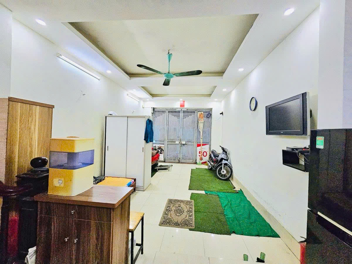  Bán nhà Đê La Thành gia đình tự xây 45m x 5 tầng 3 phòng khép kín rộng - lô góc giá 8,8 tỷ 