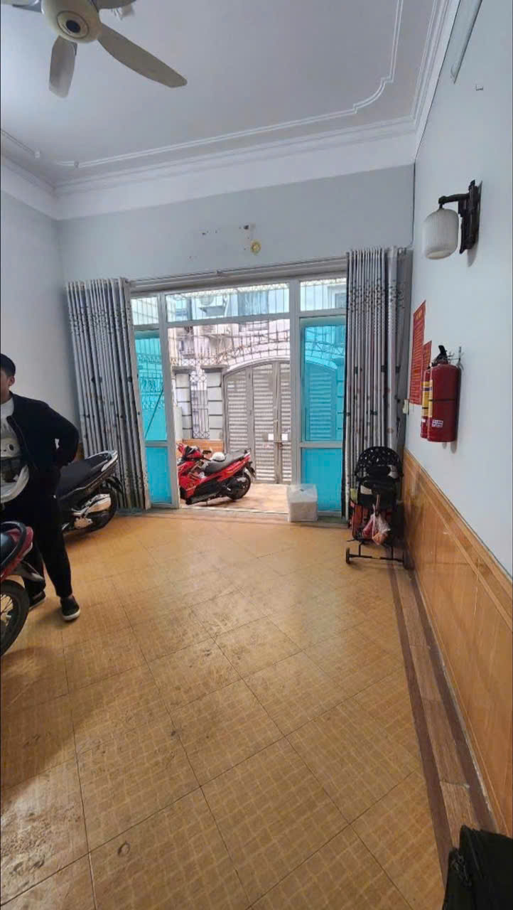  Cần bán gấp nhà Khương Đình 65m² – 6PN – Ngõ rộng Gần ô tô – Giá 9.8 tỷ 