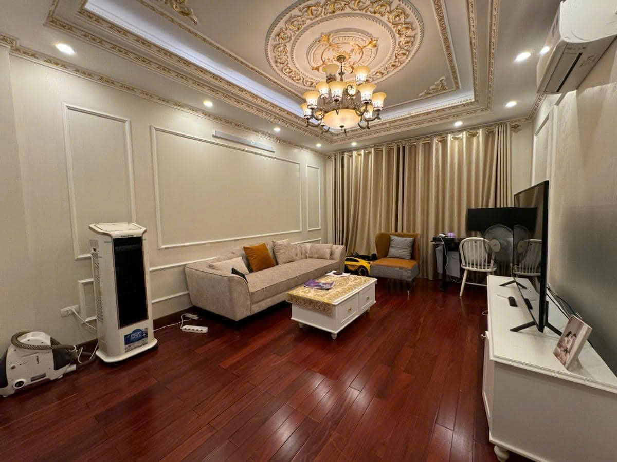  NHÀ PHÂN LÔ - CẦU GIẤY - Ô TÔ - THANG MÁY -KINH DOANH - VĂN PHÒNG - 40m - 5 Tầng - 12 tỉ. 
