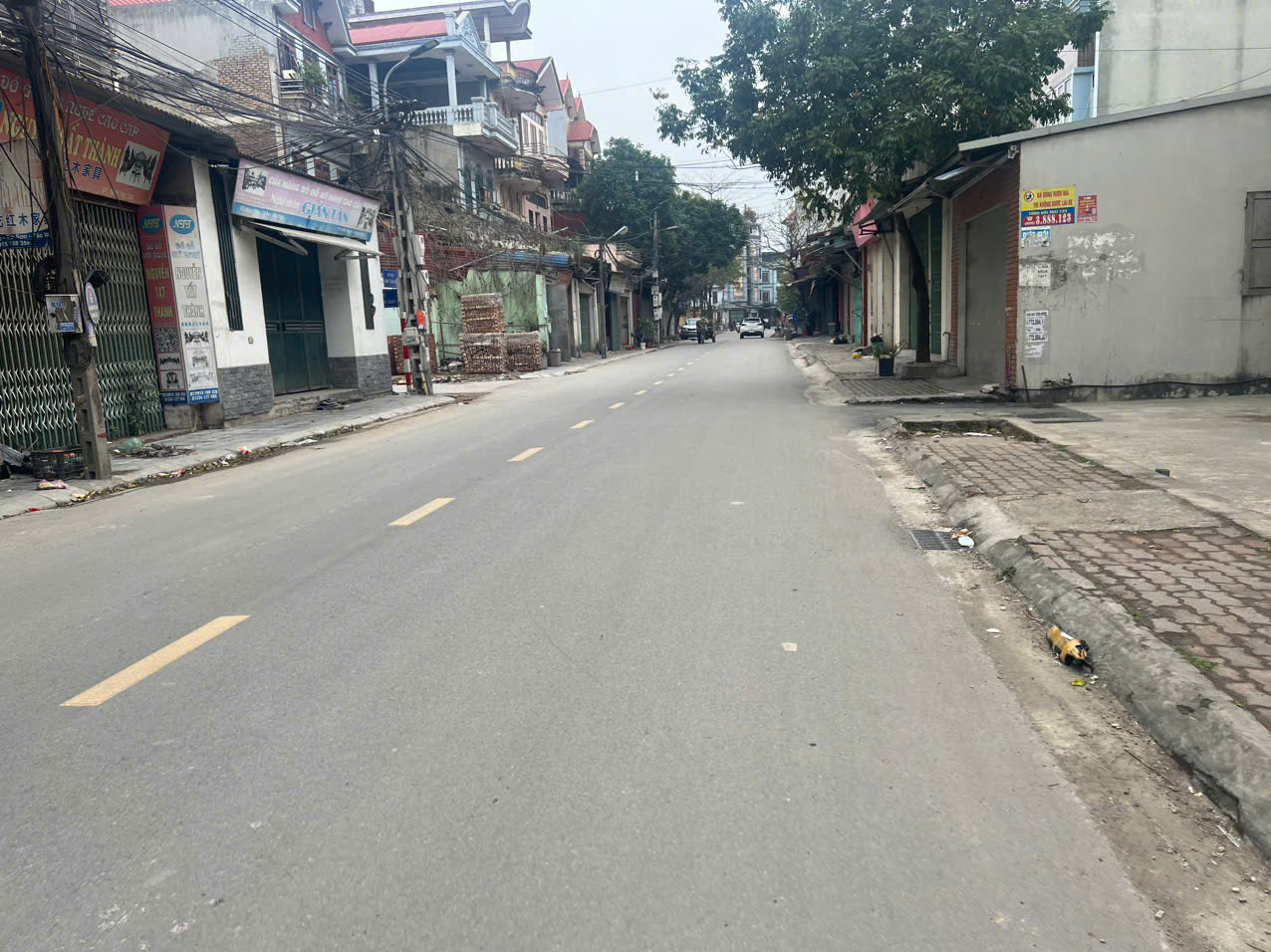  Diện tích: 85 m² mặt tiền 5 m giá 4 tỷ  Ưu điểm nổi bật:
 Đường trước nhà rộng – 3 ô tô tránh nhau thoải mái
 Vỉa hè rộng, trẻ em đá bóng vô tư 