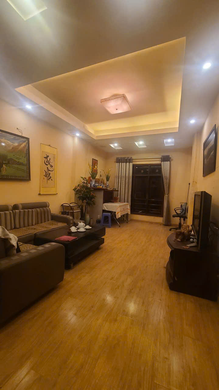  Cần bán nhà Nguyễn Văn Cừ, vị trí đẹp, muôn vàn tiện ích, giao thông thuận tiện. 