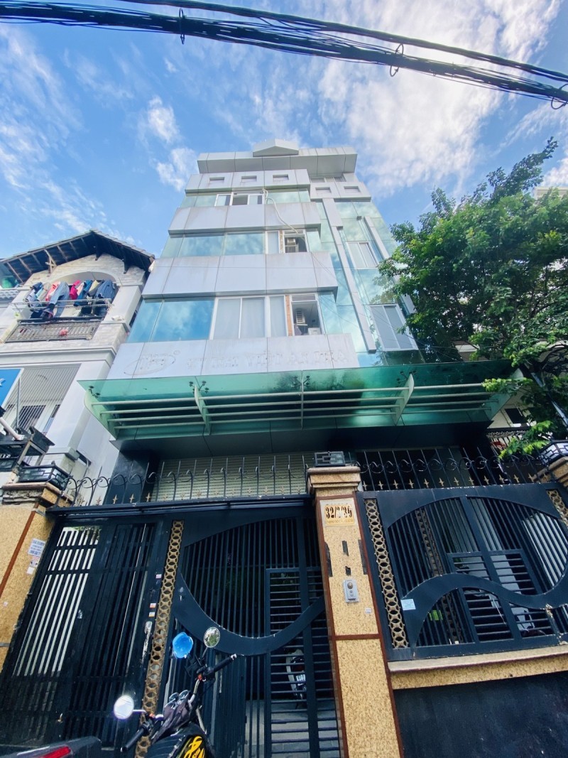  GẤP BÁN HẠ CHÀO 600 TRIỆU GIÁ BÁN 19.6 TỶ . TOÀ NHÀ 7 TẦNG CÓ HẦM,  THANG MÁY,16 PHONG CHO THUÊ. 105M2 