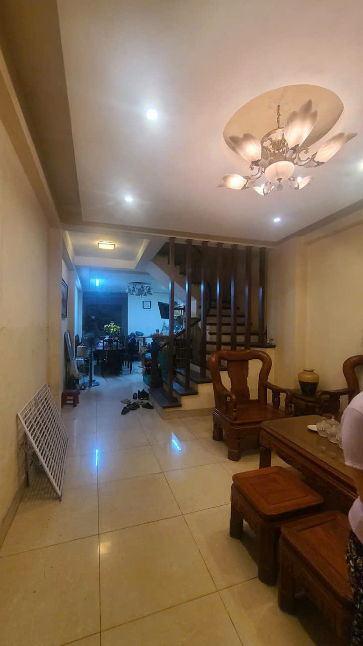  Cần bán nhà đẹp Nguyễn Văn Cừ, có sân để xe, 2 thoáng, giao thông thuận tiện. 