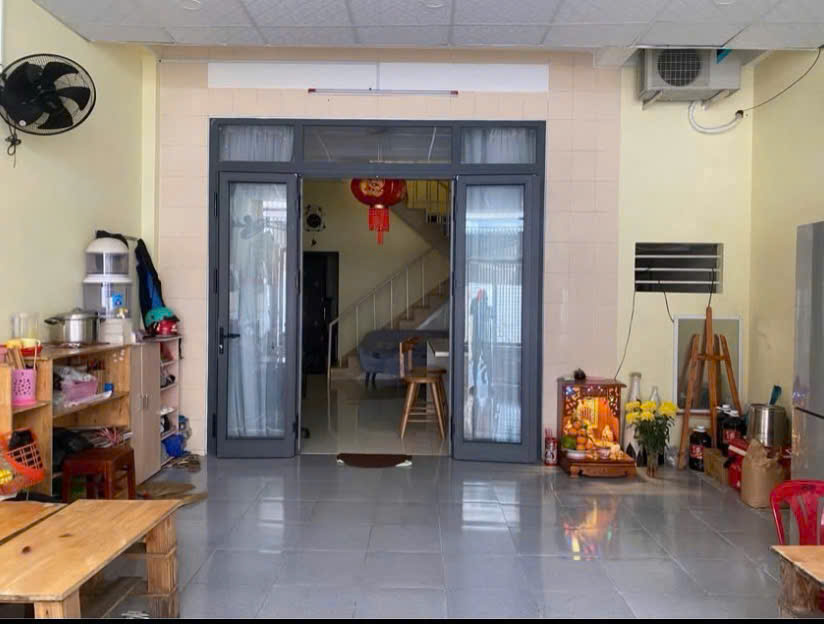  ????GIẢM GIẢM GIẢM
Hạ 200triệu chỉ còn 6,2Tỷ
✅✅ Nhà mặt tiền Hương Sơn-Phước Hoà
???????? dt 79m2 ngang 5.1m
???????? Hiện trạng nhà 2 tầng gồm 2pn 2 wc bếp và phòng khách rộng rãi
???? Vị trí ngay khu bàn cờ phường Phước Hoà,xung quanh nhiều tiện íc 