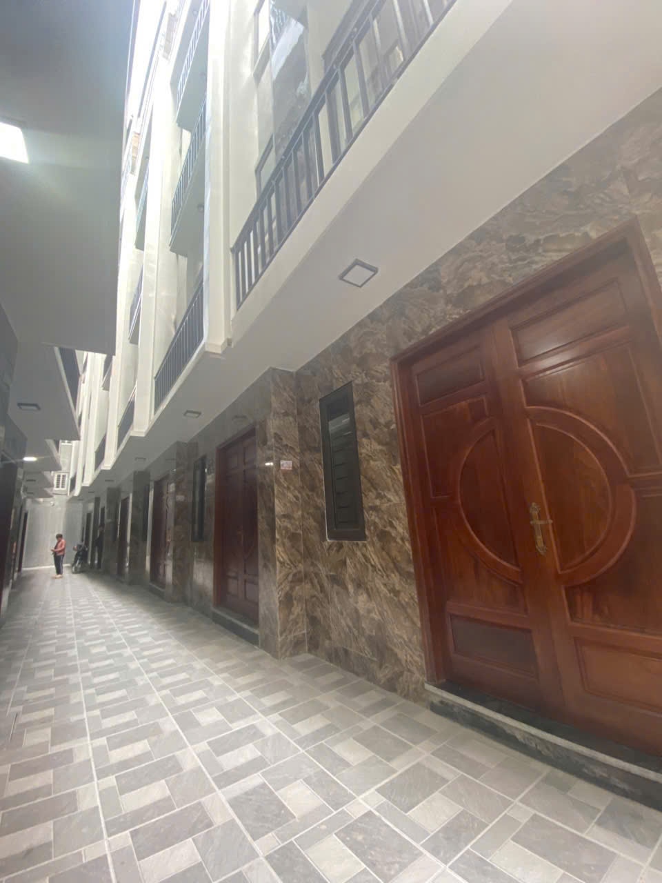  Bán nhà Ngọc Thụy, 30m2, ô tô lùi cổng 3.5m, nội thất cơ bản, giá đầu tư 6.98 tỷ 