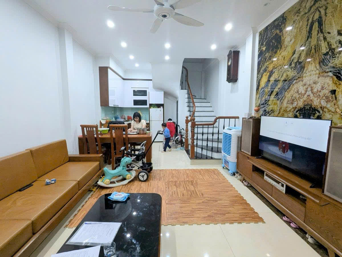  Bán nhà Quan Nhân - Gia đình tự xây 33m - 3 Pngủ 6.35 tỷ - ngõ ba gác 40m ra phố 