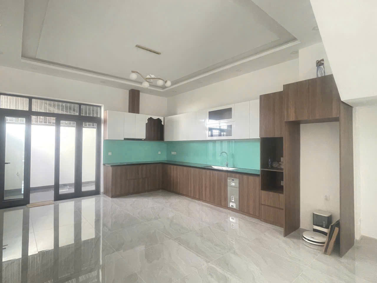  NHÀ BÁN hoặc CHO THUÊ
Nhà nguyên căn có nội thất, gói 3 KĐT Mỹ Gia - Nha Trang
Cách đường Võ Nguyên Giáp 500m
• Nhà 3 tầng, có sân thượng
• Phòng khách, bếp rộng, sân đậu ôtô, 4 phòng, 5 toilet
• Diện tích: 100m2 
Giá bán: 6tỷ 300tr
Giá thuê: 20tr/ 