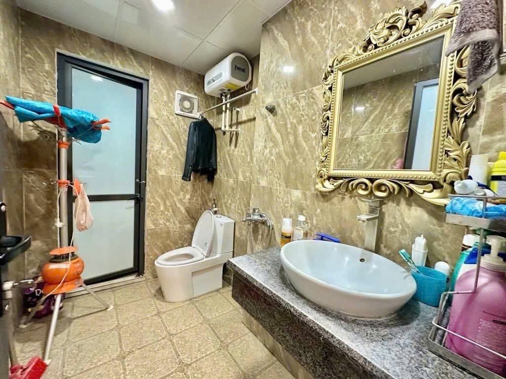  Nhà phân lô - Cầu Giấy - Ô tô - Thang máy - Kinh doanh - 40m - 5 Tầng - 12 tỉ. 