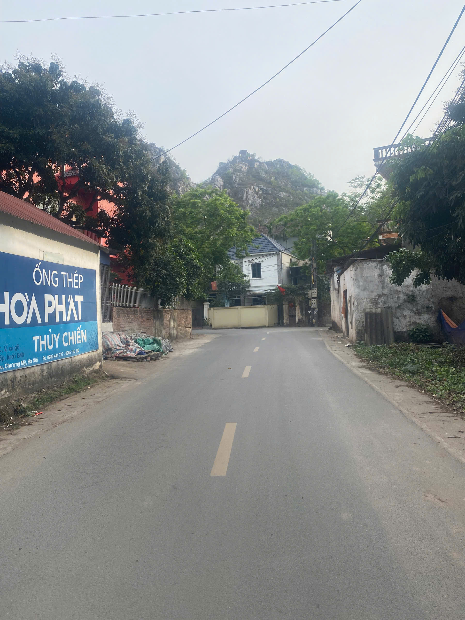  mặt đường liên xã tại Phụng châu 
71,5m đã trừ lưu không 
măt tiền đẹp xe ô tô qua quá là hợp lý .liên hệ em : 0982772877 