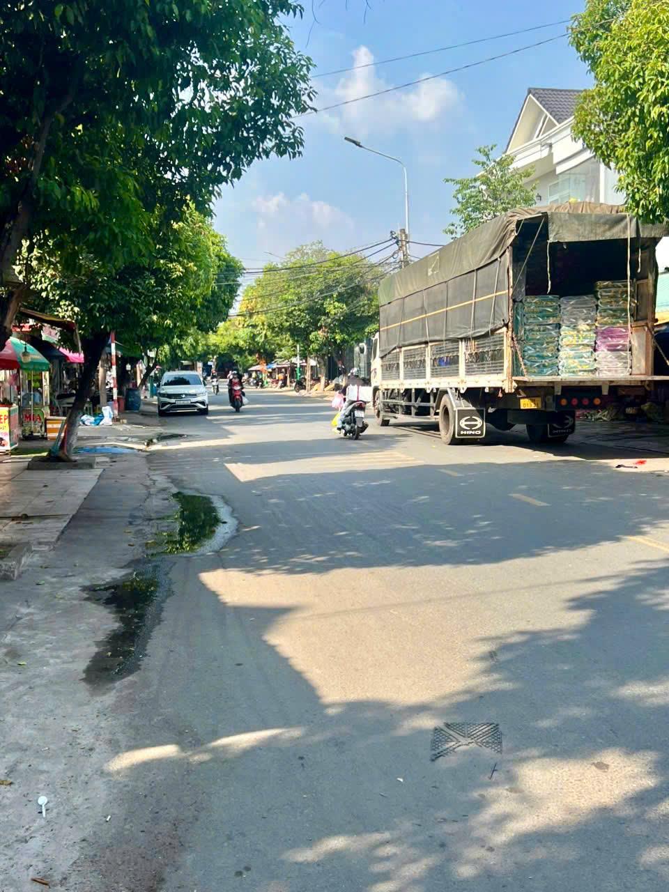  ???? BÁN NHÀ 3 TẦNG GIÁ TỐT – GIÁP THỦ ĐỨC – 80M² THỔ CƯ ????
CƠ HỘI SỞ HỮU NHÀ PHỐ GIÁ MỀM TẠI TRUNG TÂM TP. DĨ AN! 