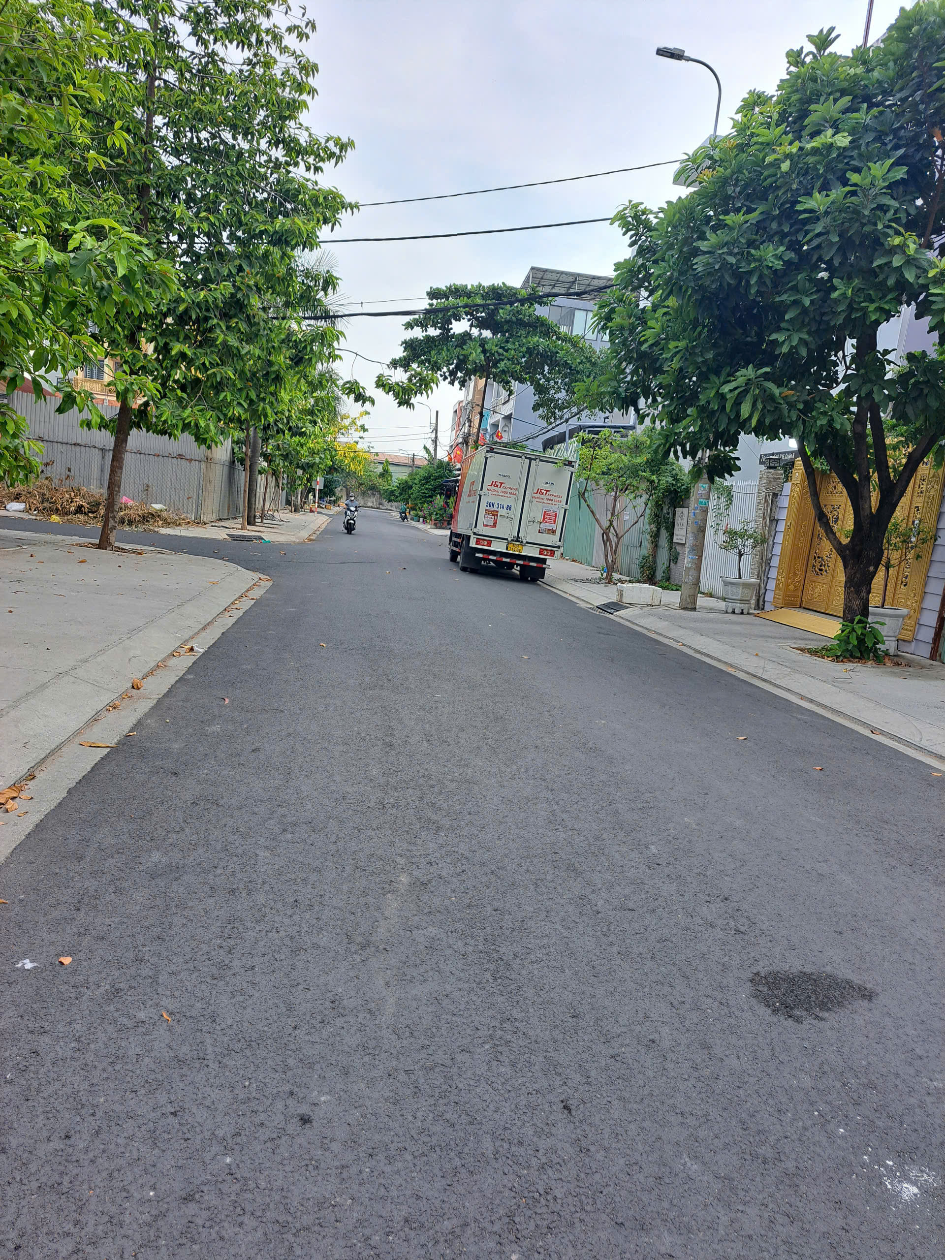  BÁN NHÀ 4 TẦNG ĐẸP – SÁT CÔNG VIÊN THOÁNG MÁT – QUẬN 8
Diện tích: 5x20m, giá 9.6 tỷ 