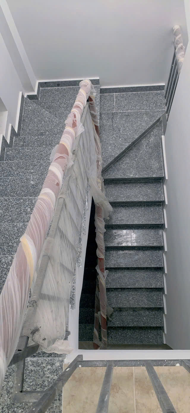  Bán nhà cách mặt tiền 19m hà huy giáp, phường thạnh lộc q12, nhà mới 100% hem 6m xe tải thông, xe hơi vào nhà thông thoáng sạch sẽ, sổ vuông vức, DT 180m2 giá 13,5 tỷ TL 