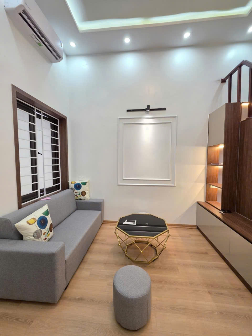  CẦN BÁN TẬP THỂ TẠI TRẦN CUNG -GẦN PHỐ - DTSD 70M2 - 2 PN -FULL NỘI THẤT Ở LUÔN- KHU TRUNG TÂM 