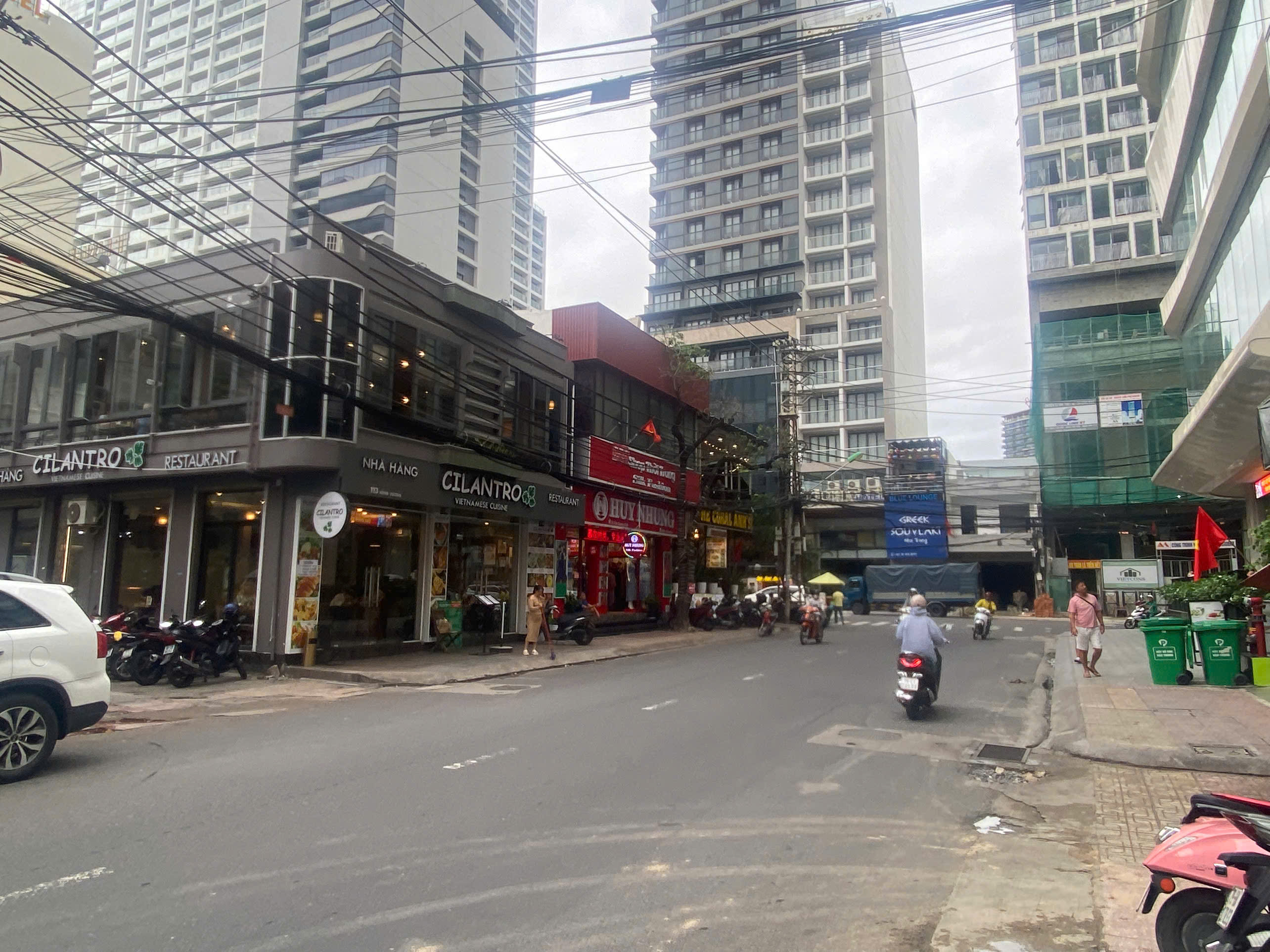  NHÀ BÁN: 2tỷ 350tr
Hẻm gần Tôn Thất Tùng - Nha Trang
Ôtô dừng cách nhà chỉ 10m
-Cách Tháp Bà Ponaga chỉ 1 phút chạy xe
- Cách biển 700m

Hiện trạng: NHÀ 2 TẦNG 
- Diện tích 107m2 
- Sổ hồng đất ODT

Nhà đang cho thuê 8triệu/tháng
Bán nhanh: 2tỷ 