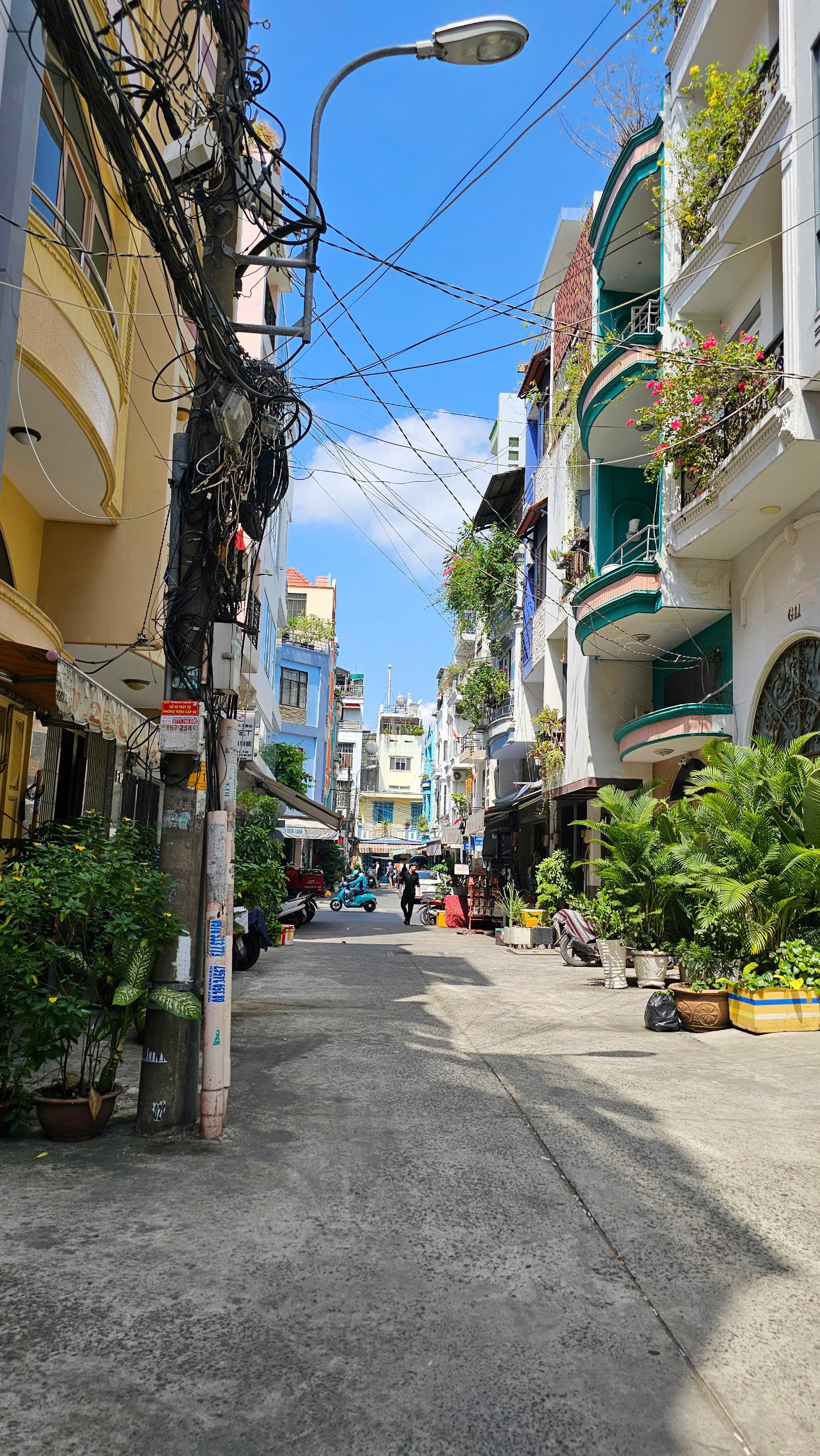  NHÀ MẶT TIỀN CÁCH ĐƯỜNG 

XE HƠI 3 BƯỚC  TRUNG TÂM Q4 

KHÁNH HỘI  CÓ 4 TỶ 