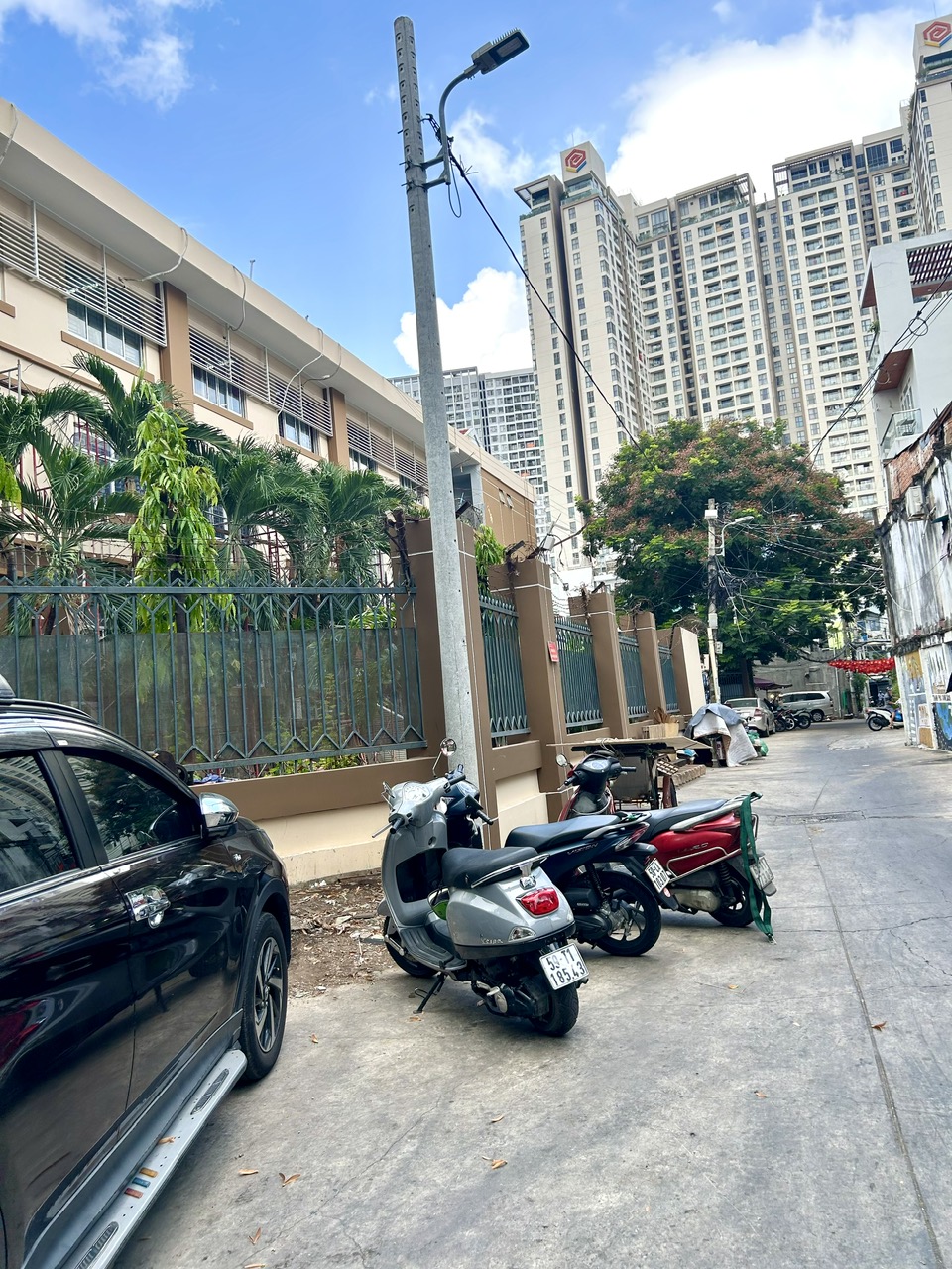  NHÀ BÁN MẶT PHỐ- BẾN VÂN ĐỒN - TRƯƠC NHÀ 12M XE HƠI ĐẬU CUẲ THOẢI MÁI- KHU DÂN CƯ HIỆN HỮU - GẦN SIÊU THỊ ĐIỆN MÁY VÀ GÂN TRƯỜNG HỌC- GIOA THƯƠNG VÓI VĨNH KHÁNH VÀ HOANG DIỆU. 