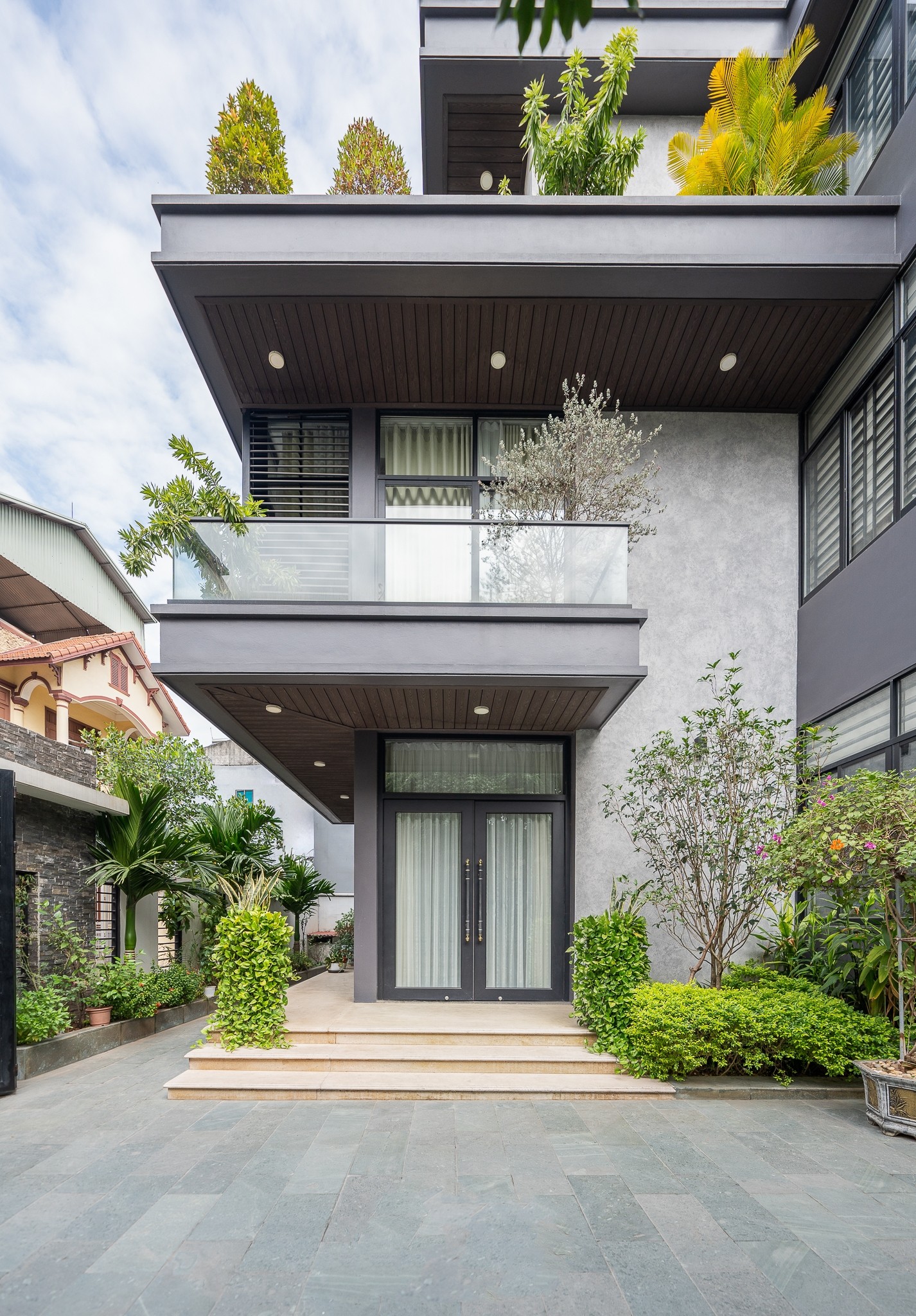  Bán Biệt thự Tây Hồ 165m² * 4 tầng, mặt tiền 11m, giá 64 tỷ, cách mặt hồ Tây chừng 50m. 