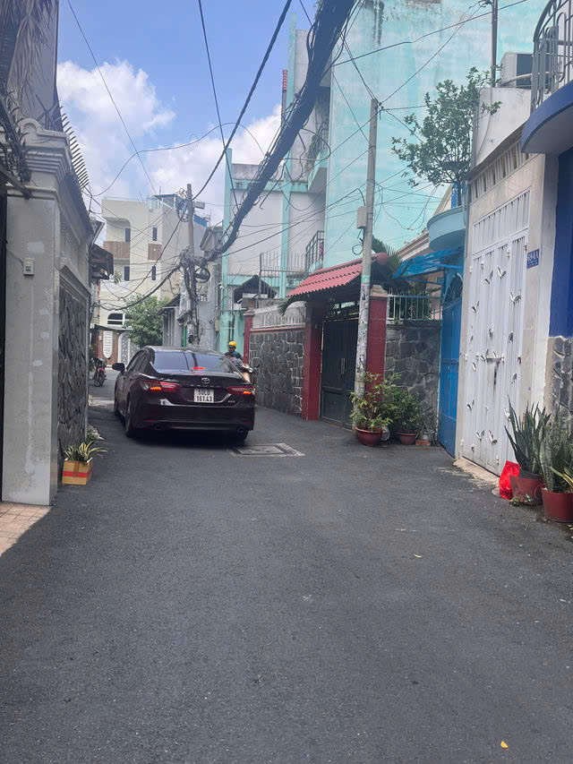  Nhà Mới 2Tầng Cách mặt Tiền 15M Hẻm Thẳng Xe Hơi ngủ nhà Sổ Vuông m250 Gía 8,5 Tỷ Thương Lượn 