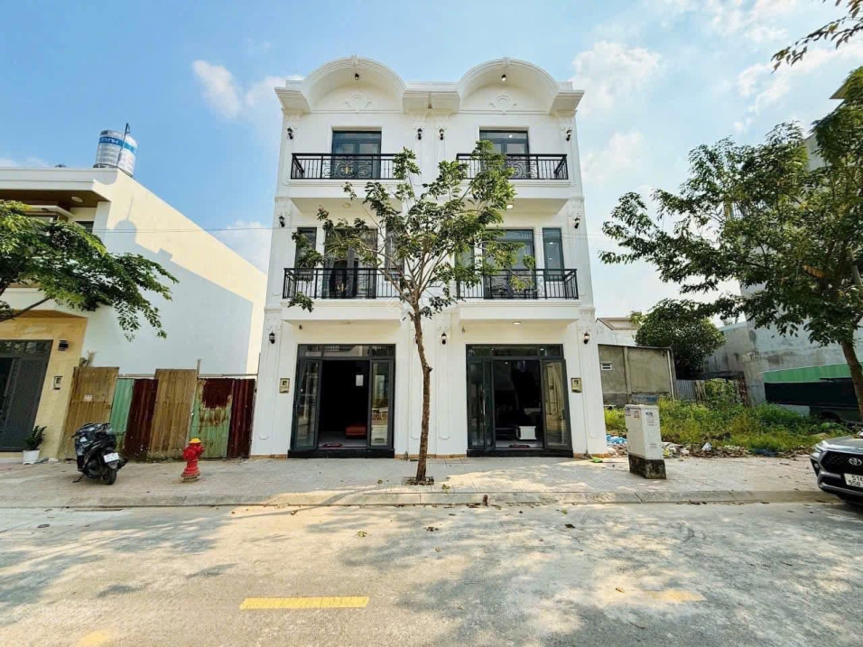  Nhà phố 3 lầu rất đẹp, khu dân cư vip đồng bộ, đường 12m. Nhà rộng gia đình ở thoải mái 