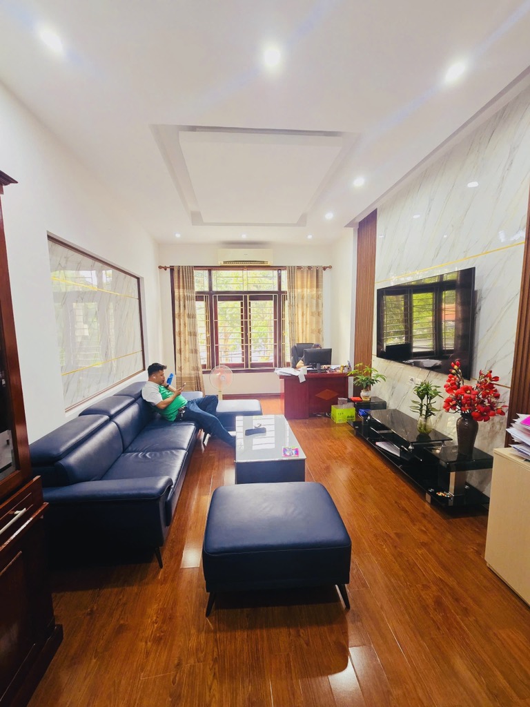  Bán nhà lô góc, khu phân lô, vỉa hè ô tô tránh phố Hoàng Quốc Việt, Cầu Giấy, 47m x 5T, 14 tỷ. 