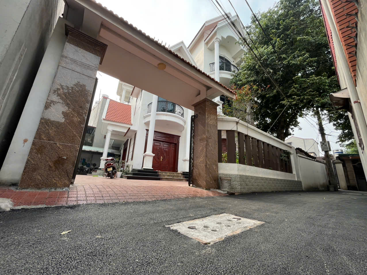  BÁN  đất kèm nhà sẵn 3 tầng khang trang dt 300m2 