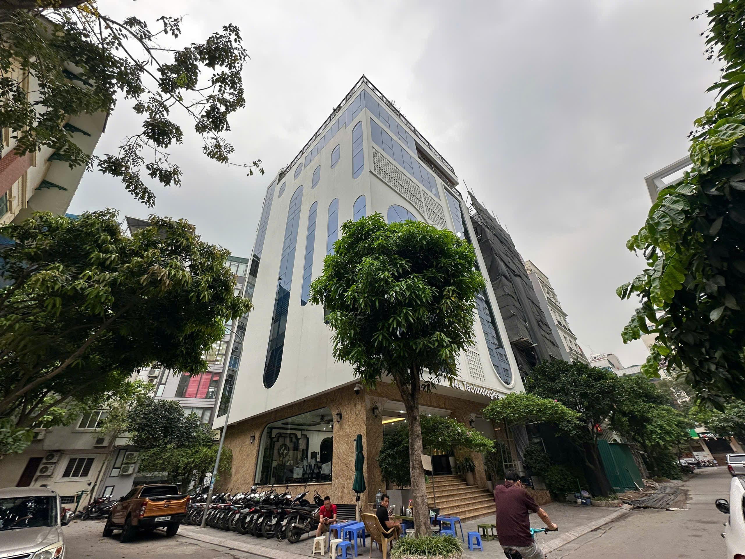  (Tin thật 100%) Bán tòa nhà VP 3 mặt tiền ô tô tránh 186m2 x 8T tại phố Trần Thái Tông - Cầu Giấy 