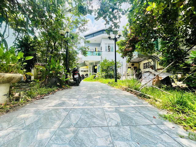  Bán vila sân vườn đẹp. 2 tầng Cách mặt Tiền quốc lộ 13 cũ 15M Hẻm Thẳng Xe Hơi Sổ Vuông 293m2 Gía 14.5 Tỷ Thương Lượng 