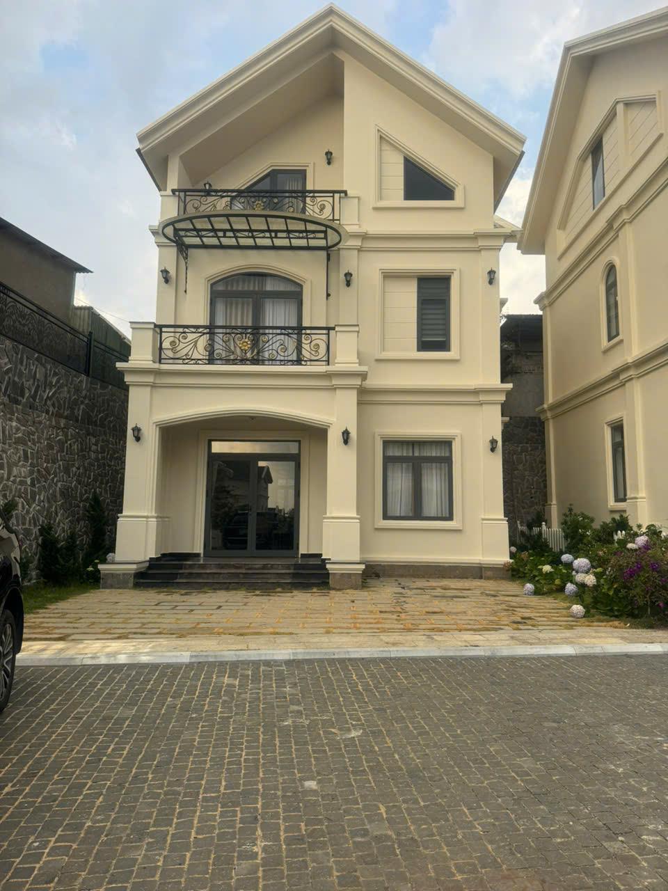  BÁN VILLA 5 PHÒNG MỚI XÂY FULL NỘI THẤT CAO CẤP SÂN VƯỜN RỘNG KHU MĂNG LIN P7 - ĐÀ LẠT 