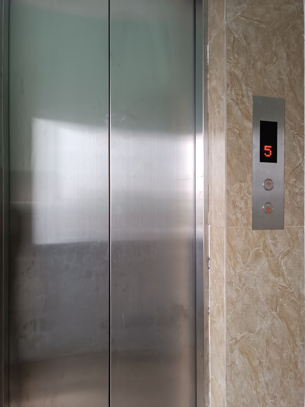  Cần bán gấp khách sạn mặt tiền Đinh Công Trứ, Sơn Trà – Gần biển, 5 tầng, doanh thu ổn định 