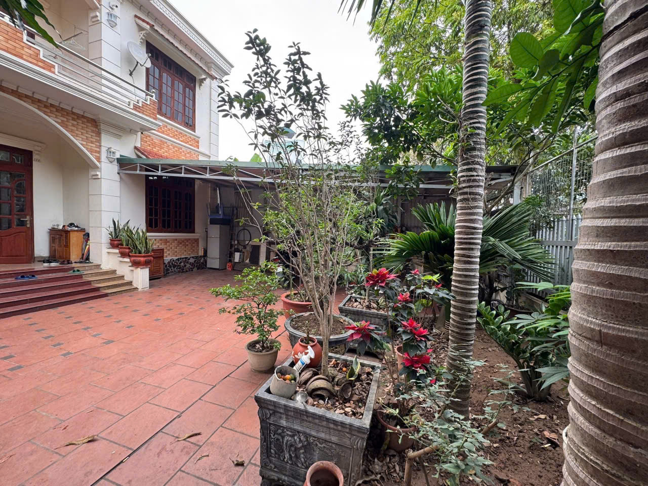  ???? BIỆT THỰ CỔ VIEW HỒ – VIP NGỌC THỤY ????
???? 170m²  2 tầng  Mặt tiền 10m  Chỉ 33 tỷ
???? Lô góc – Vỉa hè – Ô tô tránh – Gần Mipec, sát cầu Long Biên 