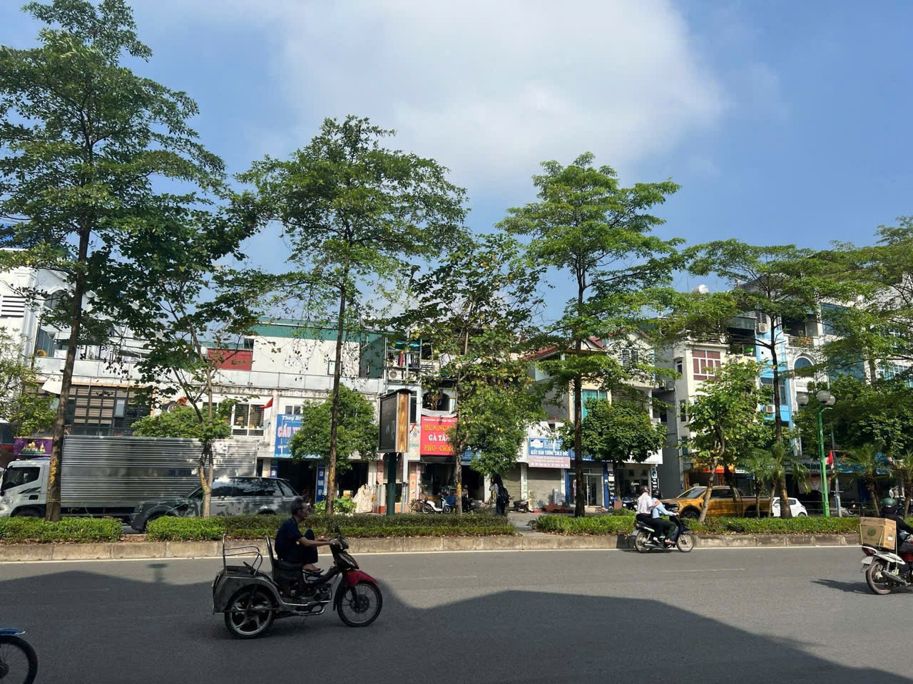  MẢNH ĐẤT RỘNG – GIÁ ĐẦU TƯ – NGÕ THÔNG – PHÙ HỢP XÂY TÒA NHÀ CĂN HỘ ????

???? Vị trí:  Ngô Gia Tự, – Long Biên, Hà Nội
???? Diện tích: 92m²
???? Giá chào bán: 7.6 tỷ (có thương lượng)
???? Pháp lý: Sổ đỏ chính chủ, sẵn sàng giao dịch 