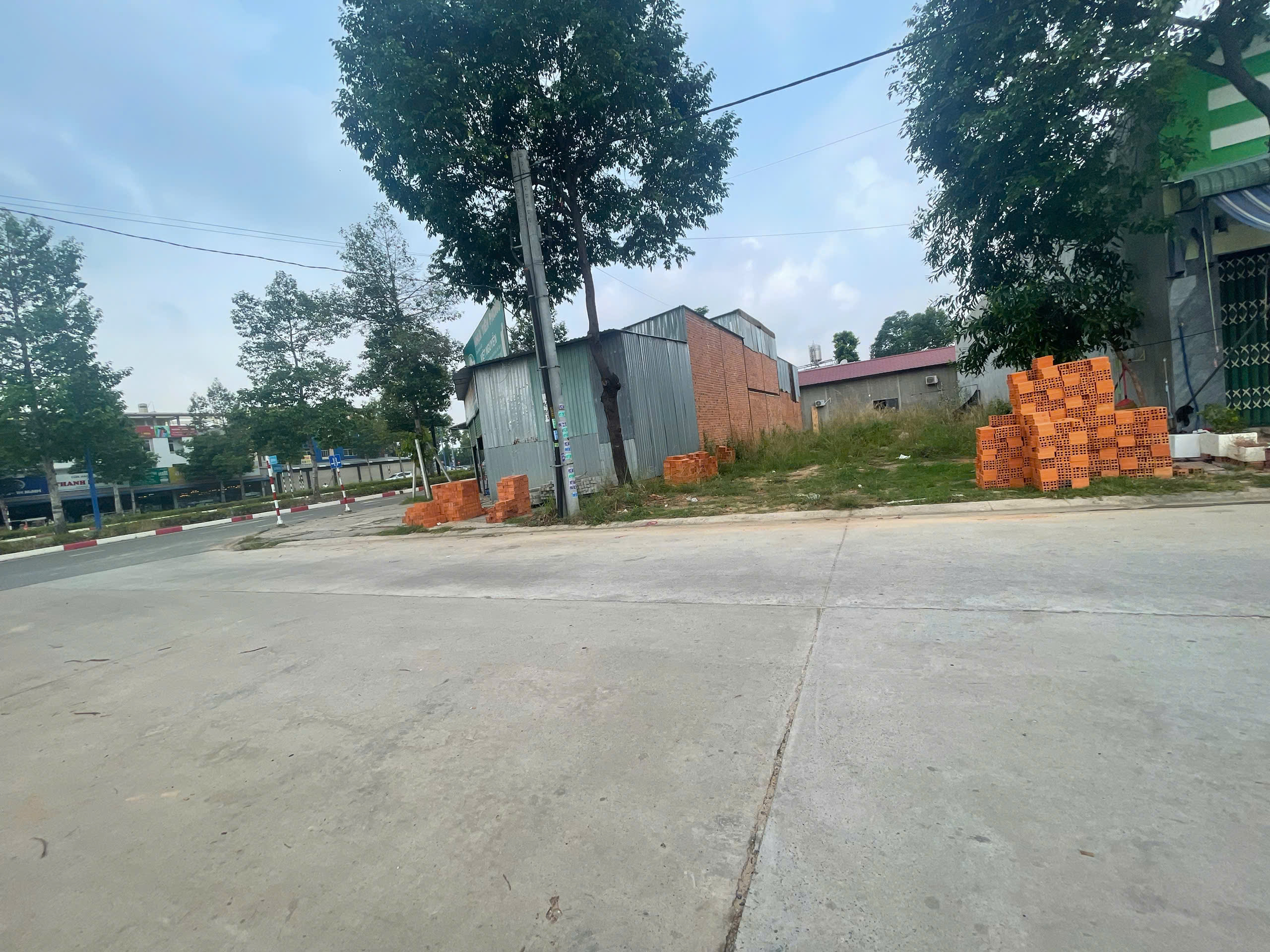  cân tiền bán gấp lô đất ngay góc ngã tư dường mỹ phước tân vạn kết nối vào đường vành đai 4  thích hợp xây khách sạn mỡ nhà hàng vị trí cực kỳ đắc địa lh chính chủ 0983098387 