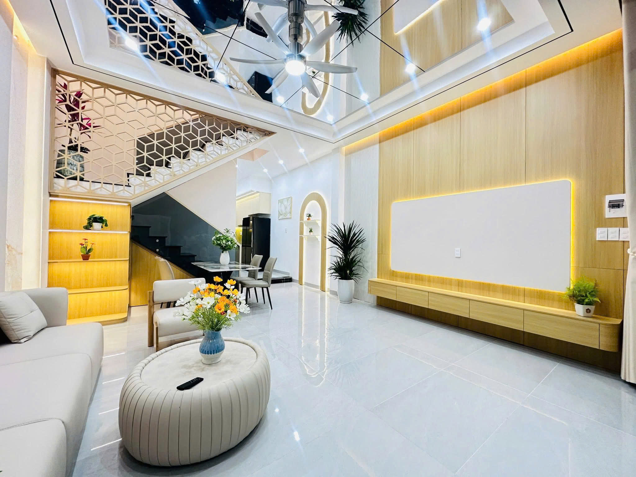  Căn Nhà Khiến Trái Tim Mềm Lại, 330m² Sàn, 8PN, Sân Thượng Trồng Rau, Khu Cán Bộ Q10 Đẳng Cấp Nhất 