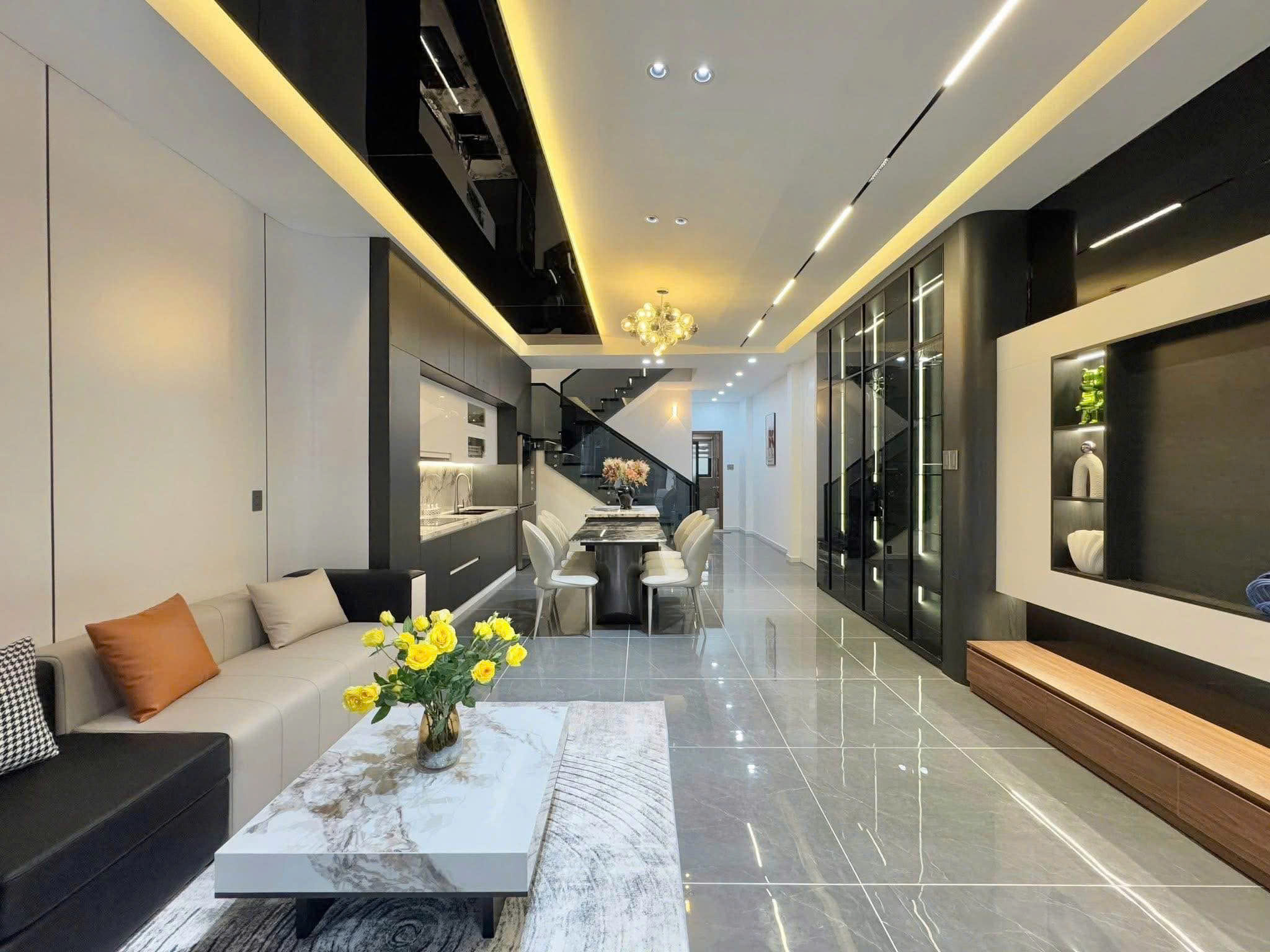  Tổ Ấm 3 Thế Hệ 250m2, Góc 2 Mặt Hẻm Xe Hơi, 8PN Gần Dominos Pizza Q10, Về Là Có Tiền, Có Yên Bình 