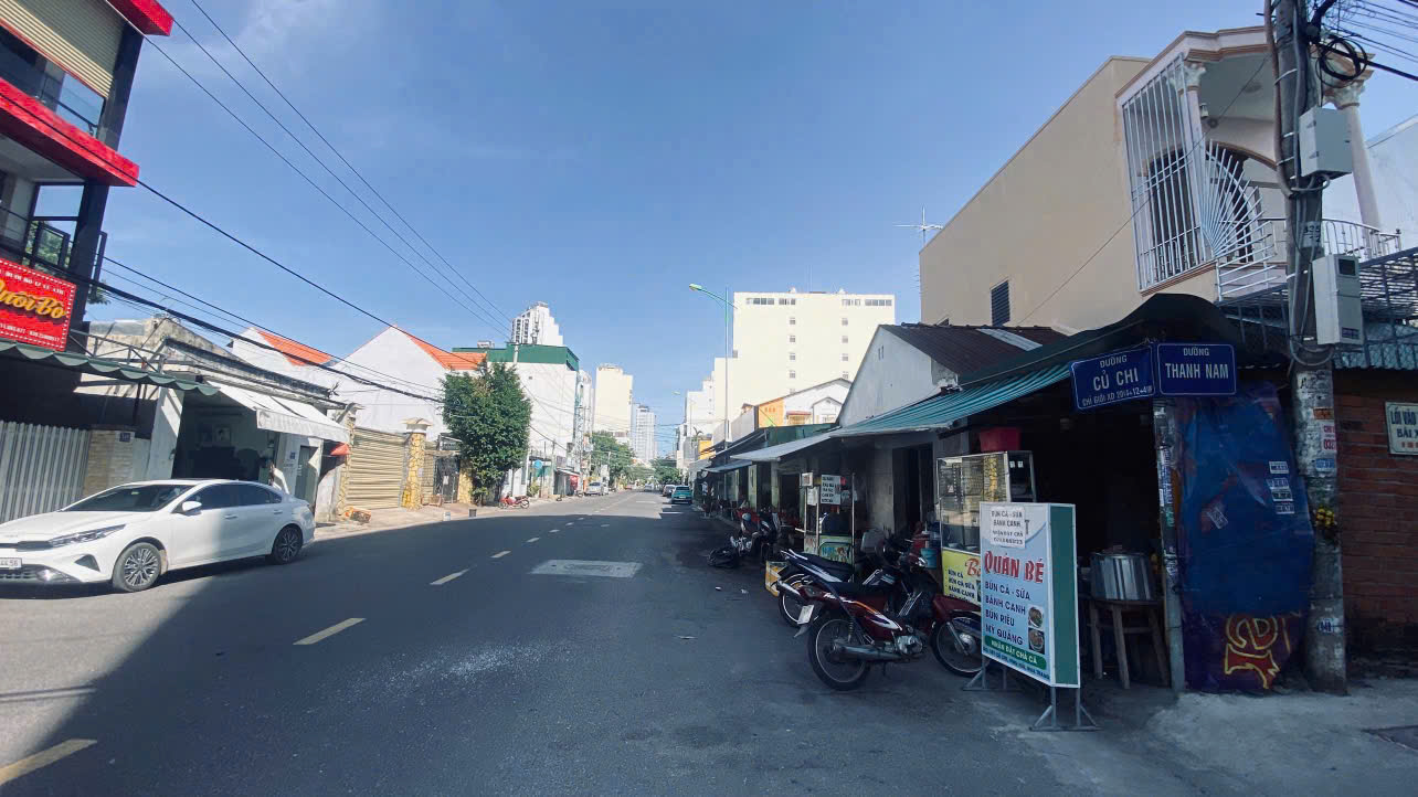  Bán đất có nhà cấp 4 cũ Vĩnh Hải gần Hòn Chồng Nha Trang 
Mặt tiền đường Thanh Nam 
 Diện tích: 125,4m2 ngang 4m 
bán : 4tỷ700   Liên hệ : ekhôi 