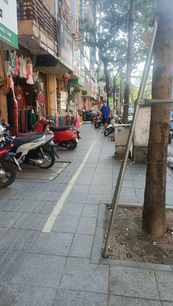  Sổ phân lô vỉa hè mênh mông tại Khâm Thiên,kinh doanh sầm uất 52 m2,16  tỷ 2,dòng tiên 23tr/tháng giáp Lê Duẩn 