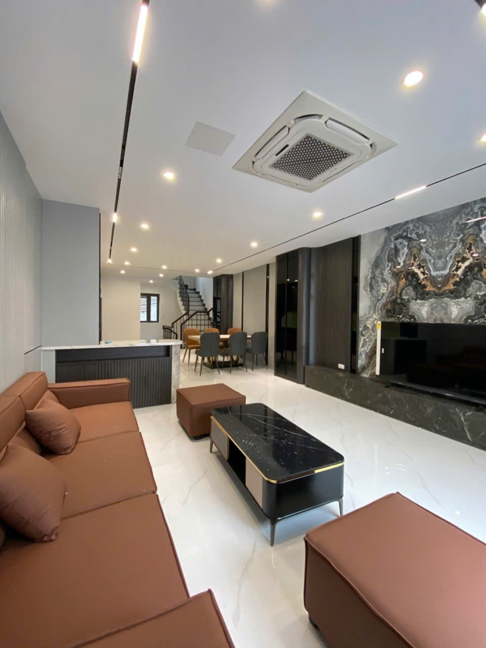  ???? BÁN NHÀ ĐẸP NGỌC THỤY – LÔ GÓC – 6 TẦNG THANG MÁY – Ô TÔ TRÁNH – GẦN KHAI SƠN ????
???? Ngọc Thụy – Long Biên
???? Diện tích: 52m²  ???? Giá: 13.5 tỷ  ???? Ô tô vào nhà 
